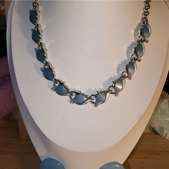 Silvery and Blue Thermoset Necklace  Matching Clip Earrings Excellent Condition - Picture 3 of 10